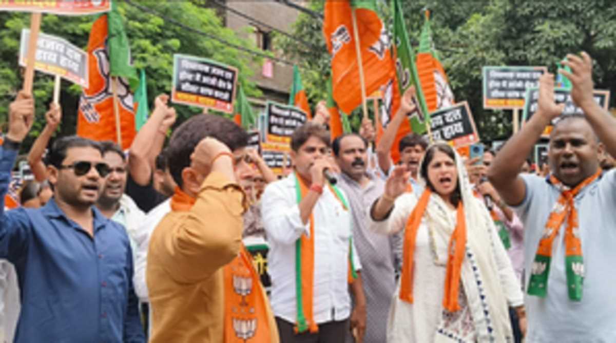 बिजली-पानी की समस्या को लेकर दिल्ली के अंबेडकर नगर में भाजपा का विरोध प्रदर्शन बिजली-पानी की समस्या को लेकर दिल्ली के अंबेडकर नगर में भाजपा का विरोध प्रदर्शन